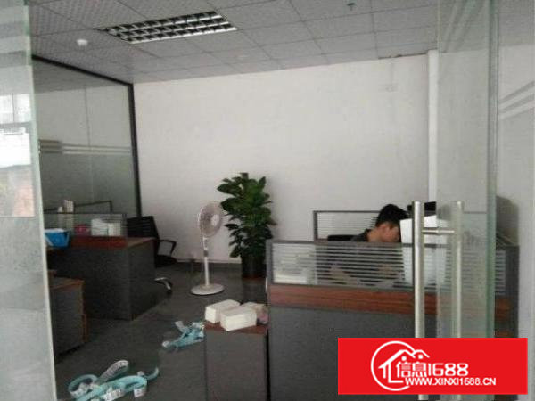 原房东凤岗工业区一楼650方带牛角办公室，高度6米，空地大