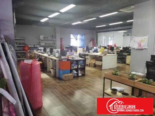 新出！平湖华南城地铁口附近三楼700平方带办公室装修厂房急租