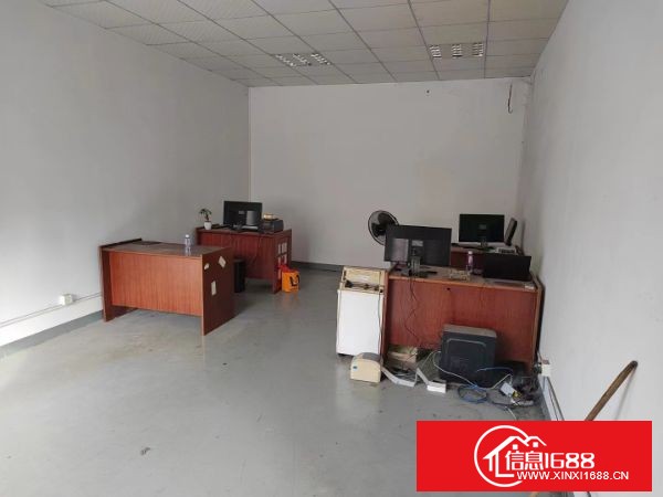 龙岗爱联独院厂房楼上整层700平，水电齐全！独立办公室2间