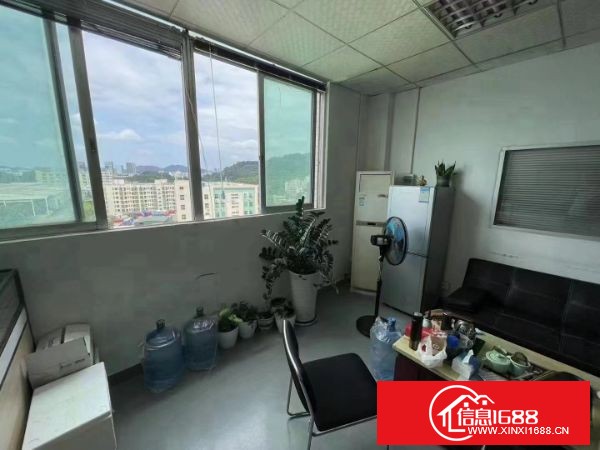 石岩应人石原房东厂房楼上680平 现成办公室装修，前台业务室 带吊装口，价格便宜