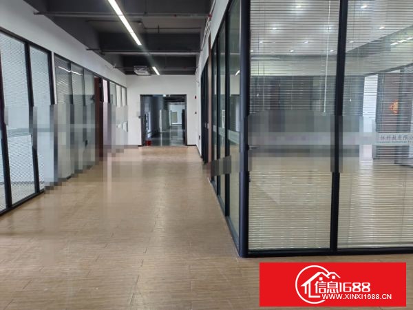 龙岗宝龙高新产业园出租五楼整层3300平方，带县城办公室装修小间无尘车间装修，不需转让费，合同长