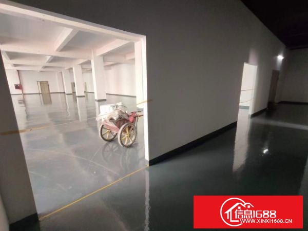 龙华大浪原房东厂房直租，工业区已全部翻新，现B栋三楼500平，一楼880平，C栋三楼880平、二楼480+440平全带全新地坪漆