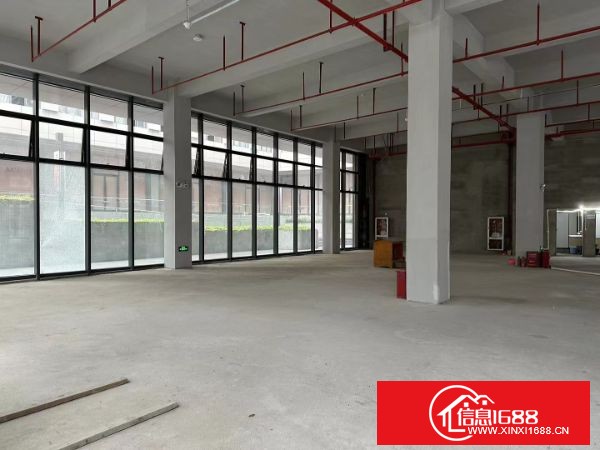 龙华新空出来独栋1-4层4000平，带两台电梯，一楼6米，2-3层4.8米，形象好，空地大。玻璃幕墙，适合企业总部