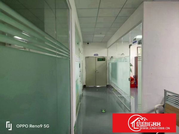 龙岗龙东二楼面积800平 带精装修无尘车间 有标准两吨新电梯 水电办公齐全，可拎包入驻