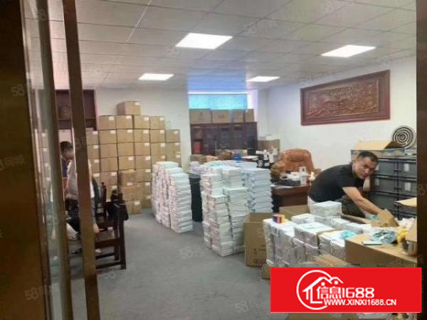 观澜楼上400平方办公室仓库齐全，水电到位，月底空出。