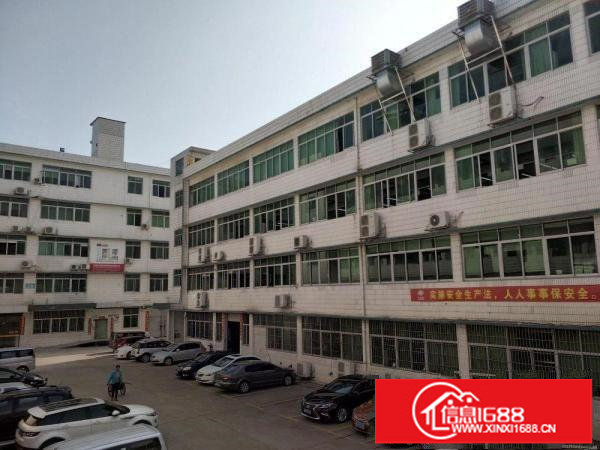 平湖山厦新出2楼620平，现场装修空地大有货梯有宿舍