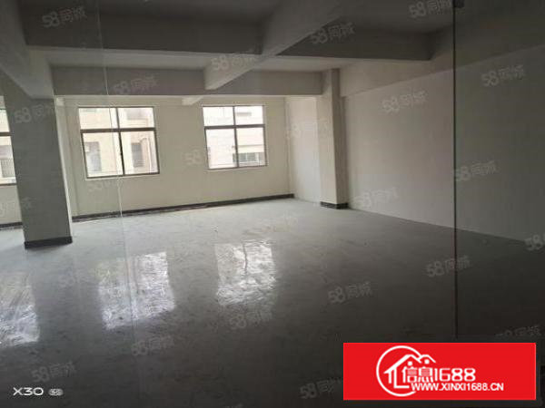 长安镇霄边大街楼上200平方现成玻璃办公室。