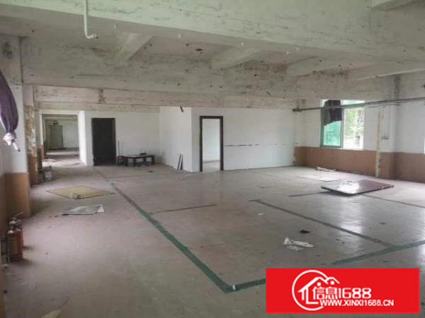 厂房三楼带工业电梯。