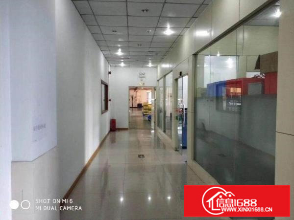 横岗永湖地铁站后面厂房二楼900平方带装修出租。可分租