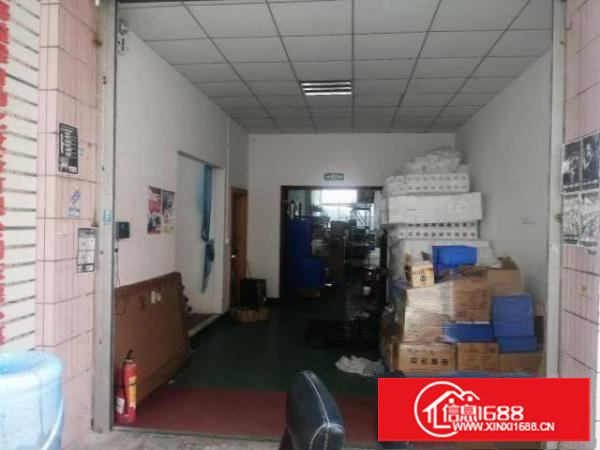 带装修，高度5米，一楼500平，包含2间宿舍，租金9500