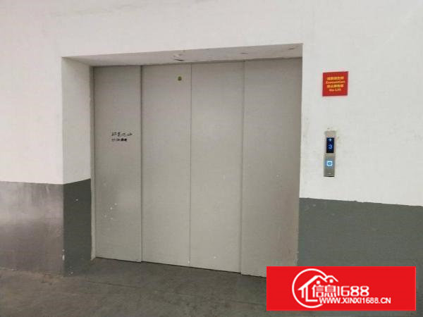 长安镇现有楼上精装修厂房800平方水电齐全可办环评货梯直达