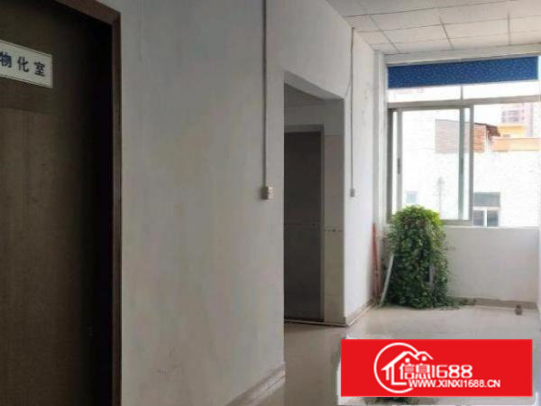 厂房位于沙井沙三楼上400平带装修全新地坪漆办公室前台。