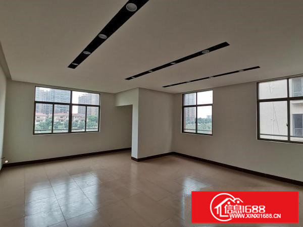 大朗水口三楼厂房出租，有三个现成办公室，水电齐全，即租即用