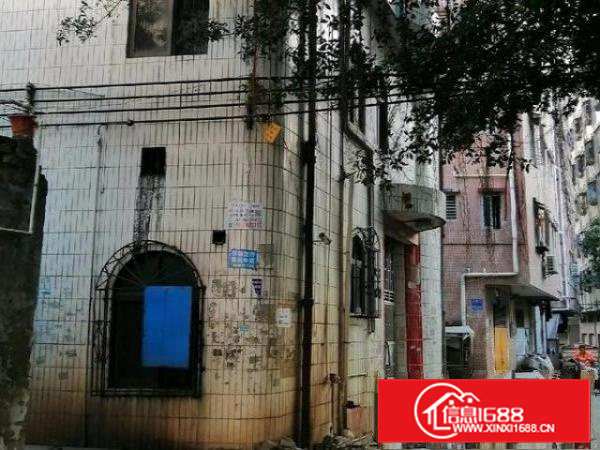 占地面积350平方左右，一楼独院，二楼和三楼可住宿，也可加工