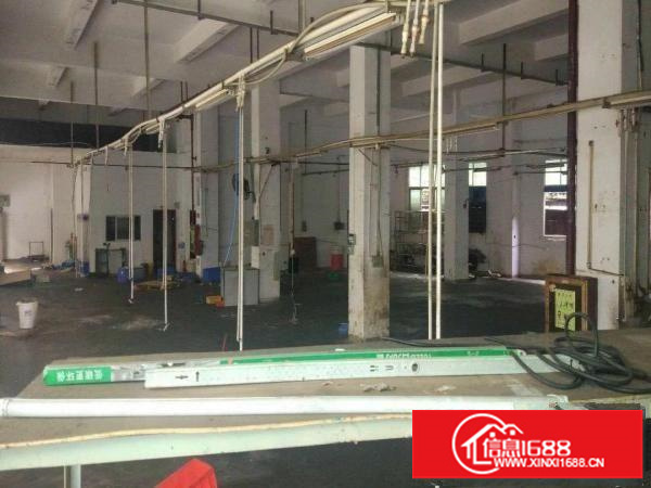 石岩北环路村委房1楼1200平，水电齐全，无转让费