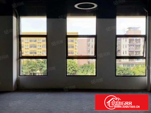 西乡新出110平精装修办公室，地铁口边，交通方便采光好！