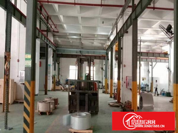 长安镇刚空出一楼标准厂房2800平方水电齐全空地大，交通便利