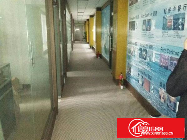 精装修！平湖华南城南门1050平方带装修标厂房出租