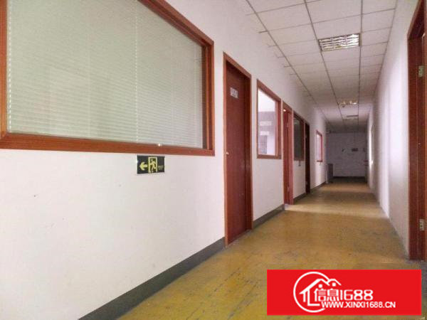 平湖山厦新出2楼620平，现场装修空地大有货梯有宿舍