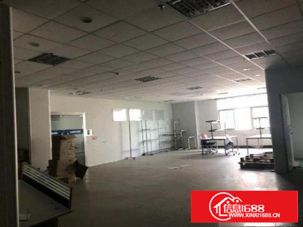 镇工业区内，大路边，交通方便