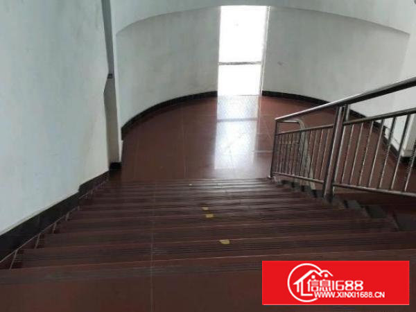 厂房位于沙井沙三楼上400平带装修全新地坪漆办公室前台。