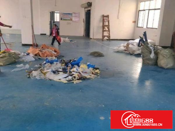 向东带现成装修楼上700平方招租