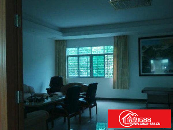 平湖辅城幼带装修一楼厂房1100平，房东直租