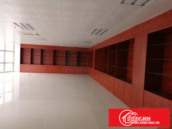 精装修五楼办公室，780平方，红本厂房