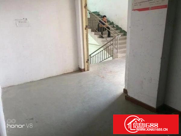 龙岗同乐楼上1400平有地坪漆电梯厂房可分租