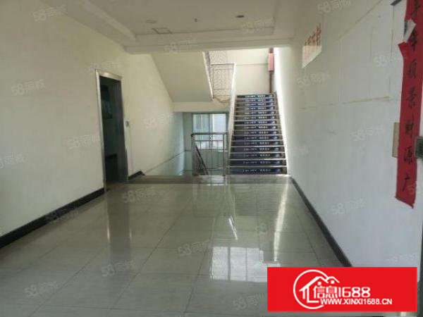 横沥新出楼上带前台办公室洗手间豪华装修550平方直租全天花