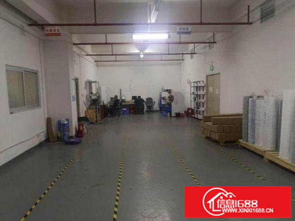 横岗六约村楼上880平带装修厂房出租，进出货方便