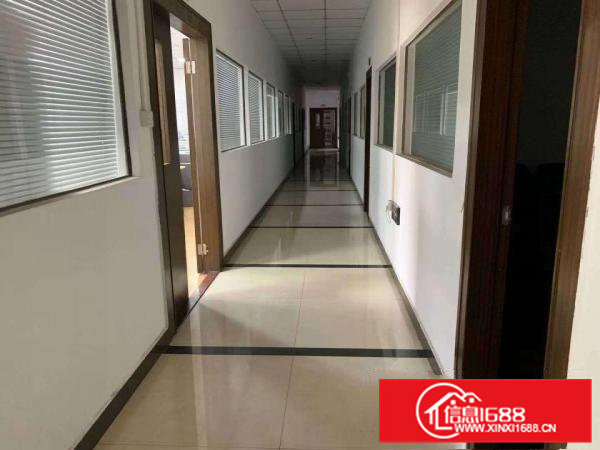 桥头镇新出楼上精装修厂房面积1500平方，现成办公室！