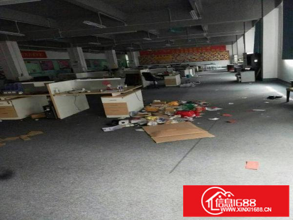 横岗六约地铁口电商园1楼1390平米带装修办工家具