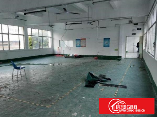 石岩水田楼上厂房450平米带装修出租，出行方便