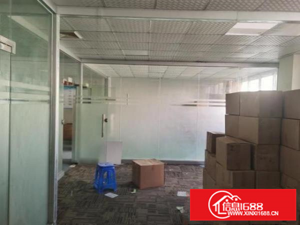 二楼有吊机口，周围环境良好