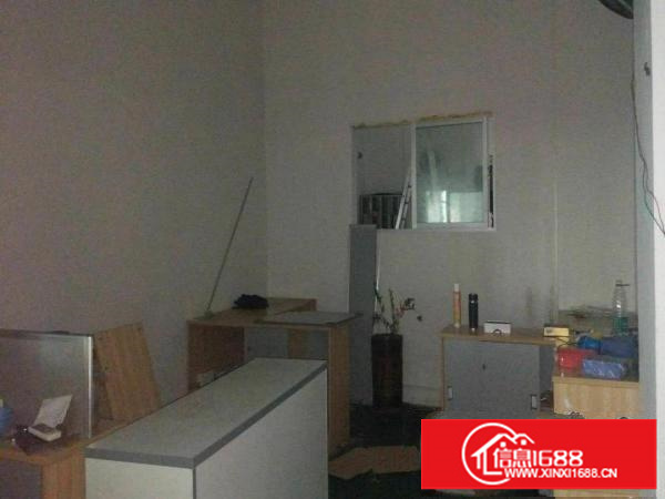 石岩北环路村委房1楼1200平，水电齐全，无转让费