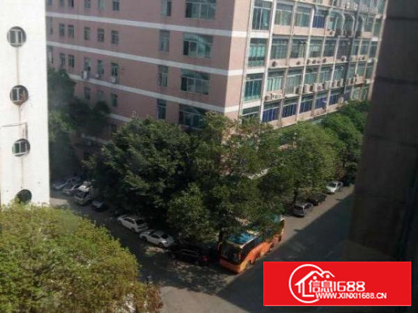 鹤洲恒丰工业城楼上3500平米带装修厂房招租，可分租