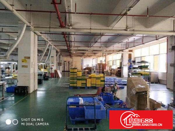 横岗永湖地铁站后面厂房二楼900平方带装修出租。可分租