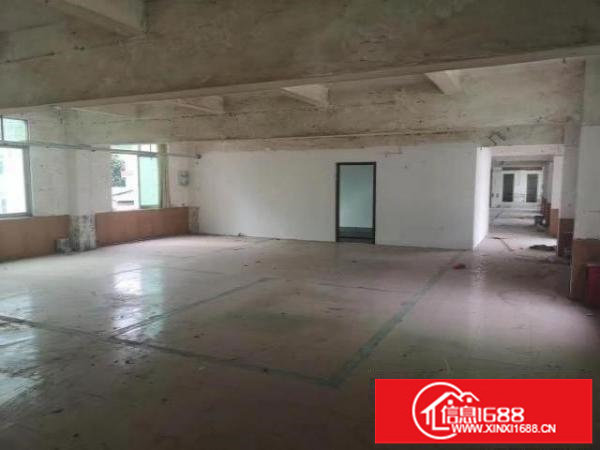 厂房三楼带工业电梯。