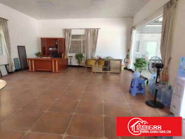 独门独院铁皮500平空地500平，大车随意进出。