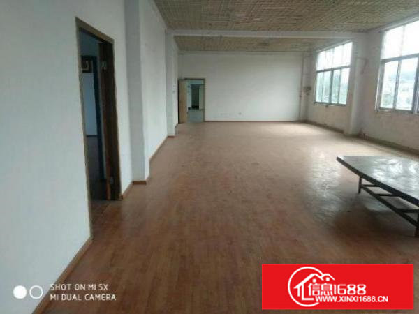 观澜龙华，主干道旁楼上600平带装修厂房出租，租金18元。