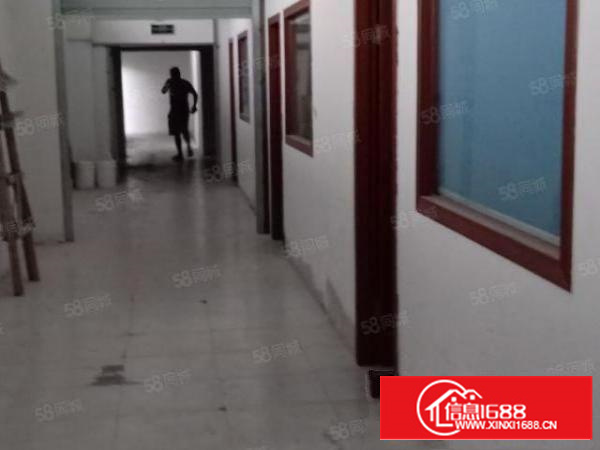 新空出一二楼带现成豪华装修厂房五六百平米电梯厂房业主直接出租