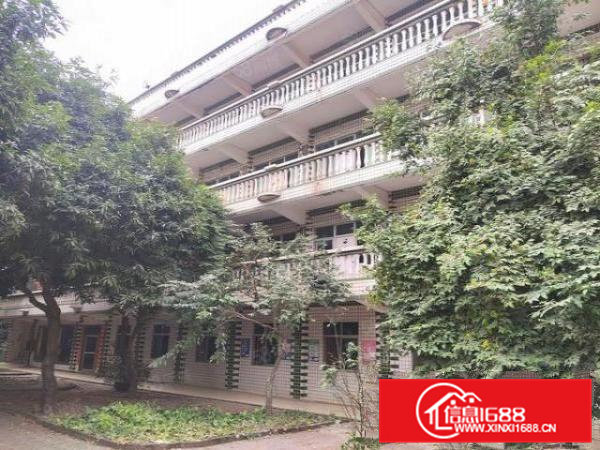 高速路口旁，独门独院花园式厂房，超大空地，可分组。