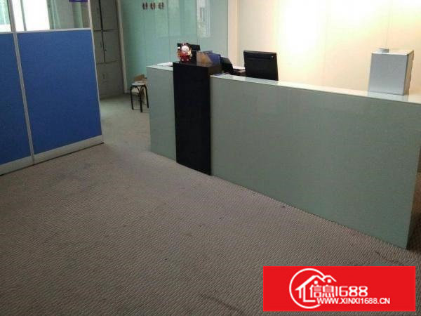 精装修！平湖华南城南门1050平方带装修标厂房出租