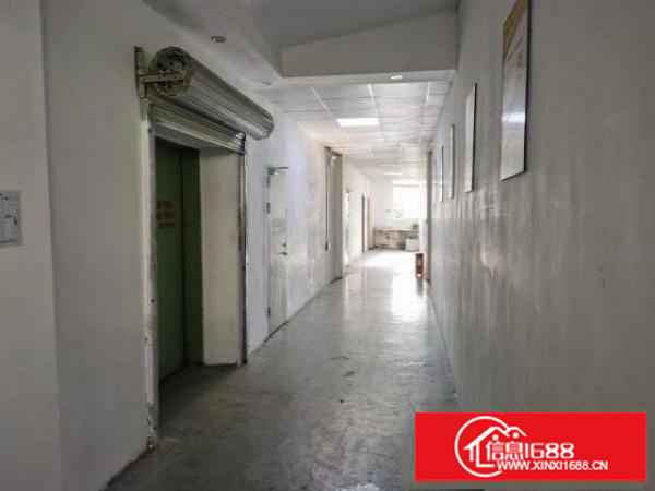 二楼有吊机口，周围环境良好