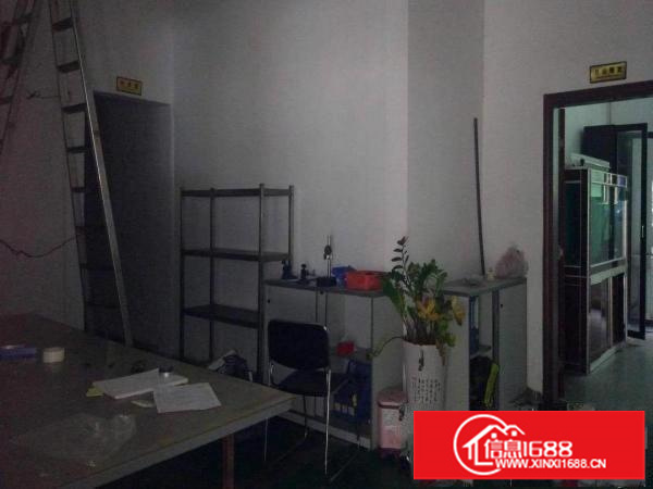 石岩北环路村委房1楼1200平，水电齐全，无转让费