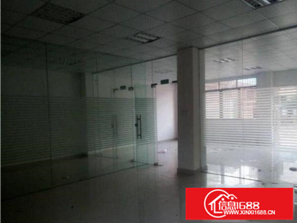 龙岗区横岗附近楼上贸易仓库厂房出租500平，有玻璃隔好办公室