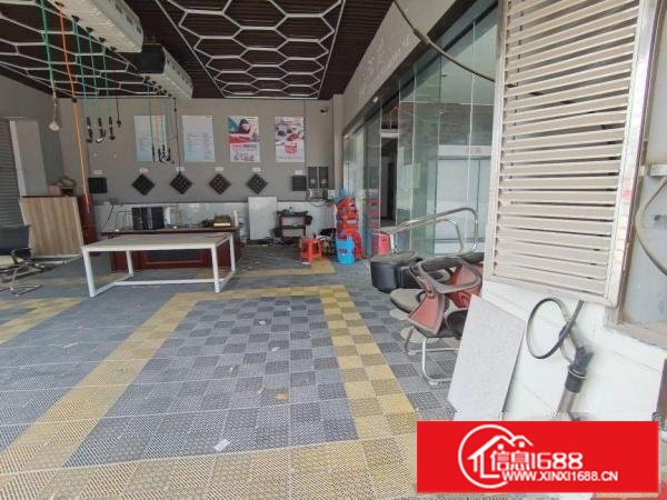 坂田地铁口新出汽车保养中心带部分设备，主路旁车位充足