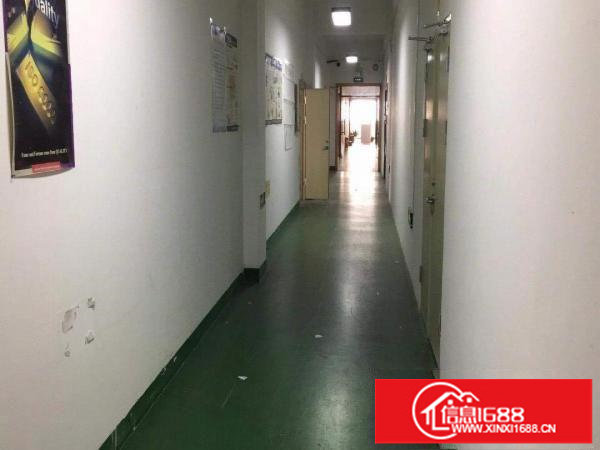 坂田五和地铁楼上160平米厂房，有一个办公隔间
