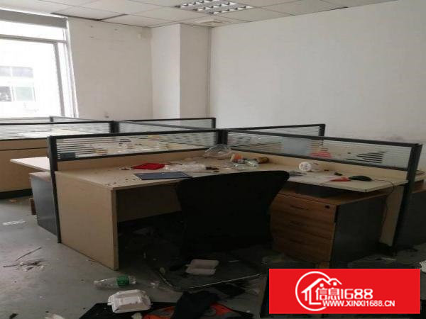 （凤岗金凤凰）三楼2500平米带装修招租。